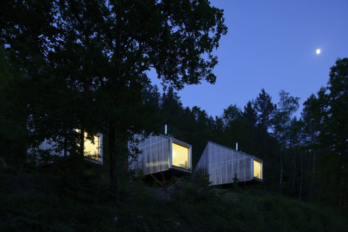 Cabane éclairées dans les nuit au camping du Mettey dans les Vosges