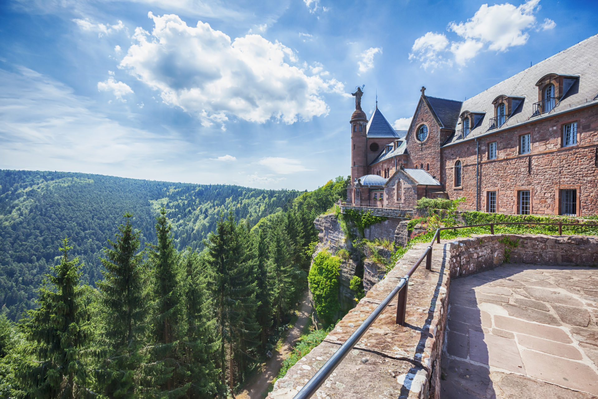 Edifié au XIIe siècle, dressé à près de 800 mètres d’altitude sur un éperon rocheux, le château offre un panorama grandiose sur la plaine d’Alsace, les vallées et les ballons des Vosges, la Forêt-Noire, et par temps clair, les Alpes…