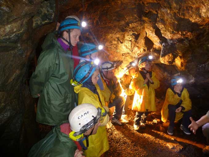 L’exploitation des mines de cuivre du Thillot, par les Ducs de Lorraine, remonte à 1560. La richesse des filons de la Haute Vallée de la Moselle et le savoir-faire des mineurs ont engendré une activité minière qui a atteint son apogée au XVIIème siècle et perduré jusqu’en 1761. Les mines du Thillot furent notamment, à l’échelle européenne, le premier lieu d’utilisation de la Poudre Noire, technique révolutionnaire d’extraction du minerai à l’explosif. Aujourd’hui, les Hautes-Mynes proposent une découverte authentique et ludique de ce patrimoine exceptionnel : un parcours souterrain dans les galeries creusées dans le granite pour s’imaginer mineur au XVII° siècle, un sentier de découverte en pleine montagne pour parcourir les vestiges de l’activité.